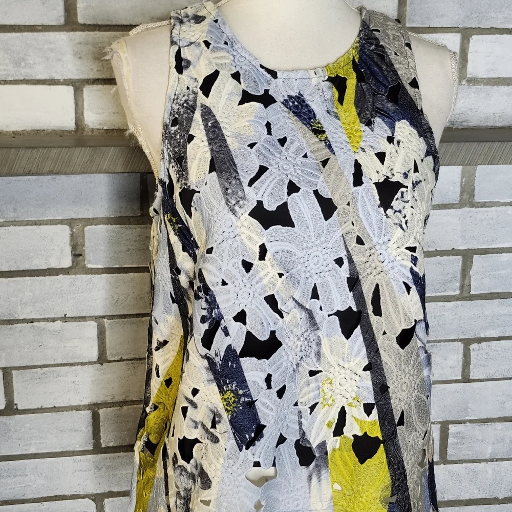• Bar III Women's Blue Multicolor Floral Print Sleeveless Embroidered Top Medium - Picture 3 of 11